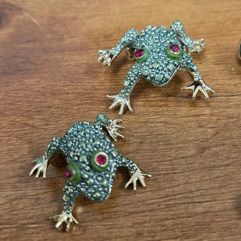 Collection of Frog Pins and Brooches Swarovski, Trifari - Picture 2 of 11